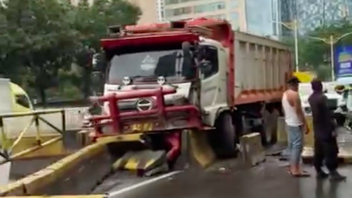 Kecelakaan Truk di Casablanca Macet Mengular