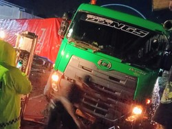 Truk Trailer di Situbondo Terperosok, Jalur Pantura Sempat Macet Total