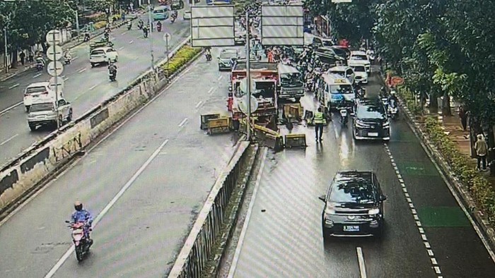 Truk Tabrak Pembatas Jalan di Jl Casablanca Arah Tanah Abang, Lalin Padat