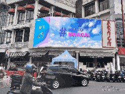 Menyusuri Braga Hingga Alun-alun Bandung di Sore Hari