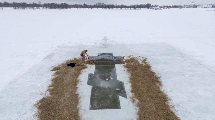 Umat Kristen Ortodoks Jalani Ritual Air Es Saat Epifani