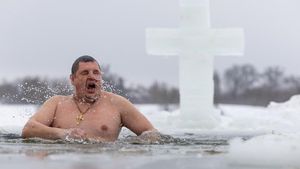 Umat Kristen Ortodoks Jalani Ritual Air Es Saat Epifani