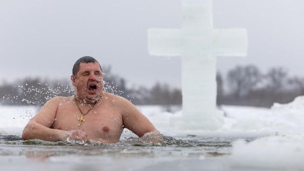 Umat Kristen Ortodoks Jalani Ritual Air Es Saat Epifani