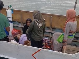 Video: Warga di Bombana Sultra Sewa Kapal Rp 3 Juta Demi Rujuk Pasien Sakit