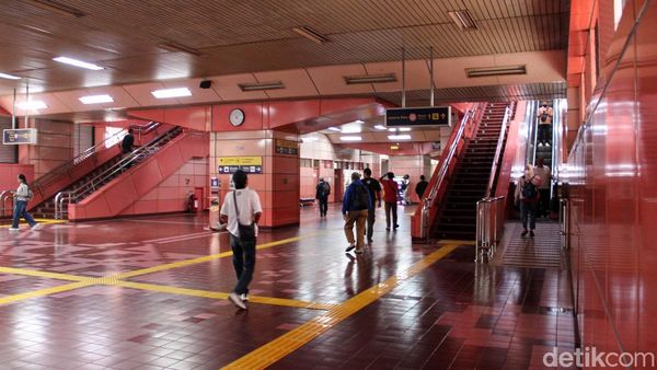 Warna Cerah Stasiun Cikini-Jayakarta Jadi Penyegar di Tengah Padatnya Red Line
