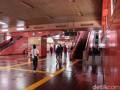 Warna Cerah Stasiun Cikini-Jayakarta Jadi Penyegar di Tengah Padatnya Red Line