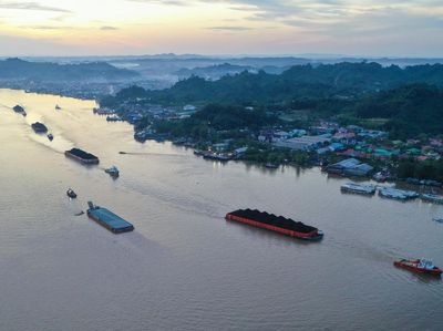 Aktivitas Tongkang Batu Bara di Sungai Mahakam