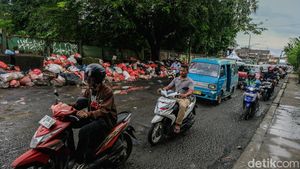 Ampun! Jalan Otista Ciputat Rusak dan Penuh Sampah