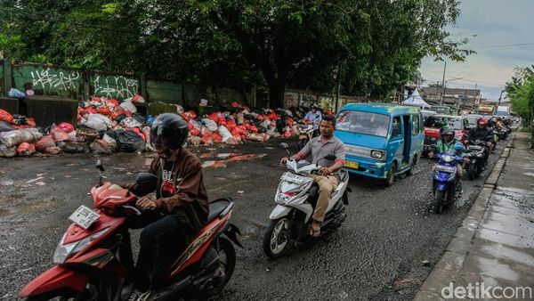 Ampun! Jalan Otista Ciputat Rusak dan Penuh Sampah