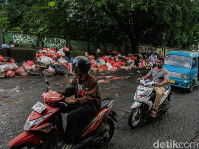 Ampun! Jalan Otista Ciputat Rusak dan Penuh Sampah