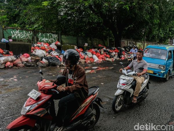 Ampun! Jalan Otista Ciputat Rusak dan Penuh Sampah