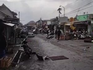 Ngerinya Amukan Puting Beliung di Pasar Karangpandan Karanganyar