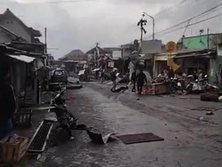 Puting Beliung Rusak Puluhan Kios Pasar Karangpandan, Atap Hancur-Tembok Ambrol