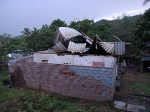 24 Rumah di Lombok Barat Rusak Diterjang Angin Kencang