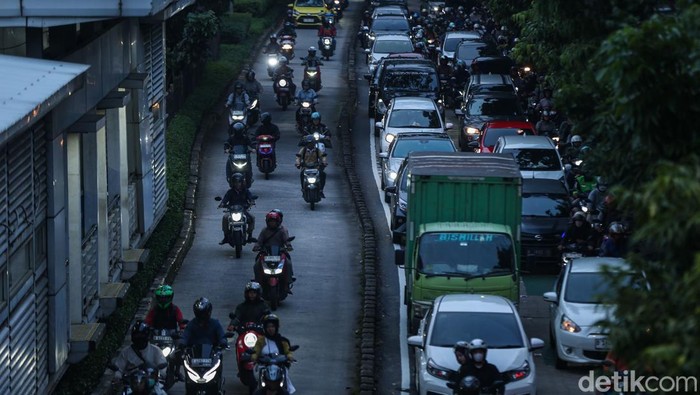 Bajak Pecah Ban Picu Macet, Pengendara Terobos Jalur TransJakarta