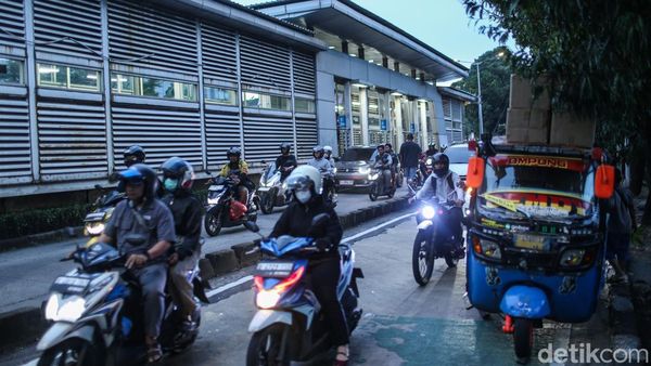 Bajaj Pecah Ban Picu Macet, Pengendara Terobos Jalur TransJakarta