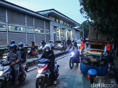 Bajaj Pecah Ban Picu Macet, Pengendara Terobos Jalur TransJakarta