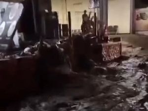 Sungai Meluap, Banjir Rendam Pujon Malang Malam Ini
