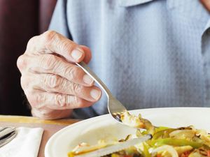 Bikin Haru! Pengunjung Resto Kompak Bayari Makan Pria 86 Tahun