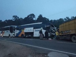 2 Bus DAMRI dan Truk Pupuk Tabrakan Beruntun di Sanggau, Sopir Tewas