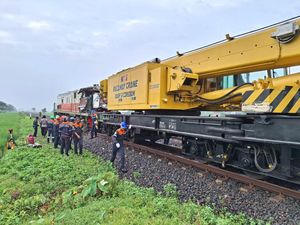 Horor Kereta Tabrak Truk Air hingga Terbelah Dua di Cirebon