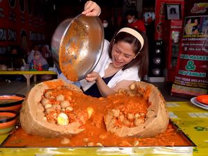 8 Potret Farida Nurhan Mukbang yang Paling Banyak Ditonton di YouTube