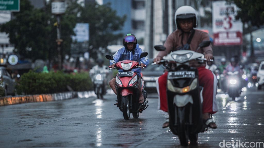 Hujan mengguyur kawasan Tangerang Selatan, Banten, Rabu (21/1/2026). BMKG memperkirakan Jabodetabek akan diguyur hujan lebat sampai Jumat, 23 Januari 2026.