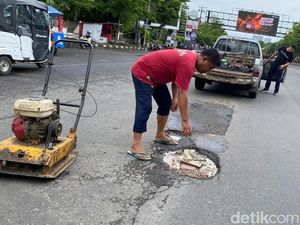 Lubang di Tengah Jalan AP Pettarani Makassar Ditambal