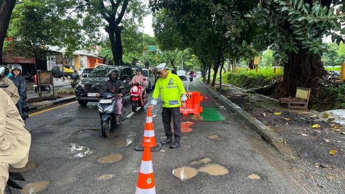 Jalan Berlubang di Depok Akibat Kecelakaan, Polisi Pasang Cone