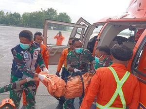 Video Jenazah Korban Pertama ATR 42-500 Dievakuasi Heli ke Lanud Hasanuddin