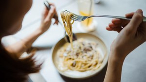 Jarang Disadari, 3 Kebiasaan Makan Seperti Ini Justru Buruk Bagi Lambung