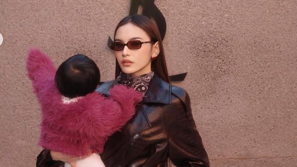 Gaya Mahalini saat Liburan di Maroko, Tetap Stylish Sambil Gendong Anak