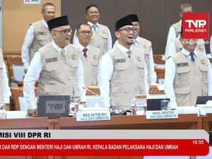 Rapat di DPR, Menhaj Kenalkan Seragam Baru Petugas Haji 2026