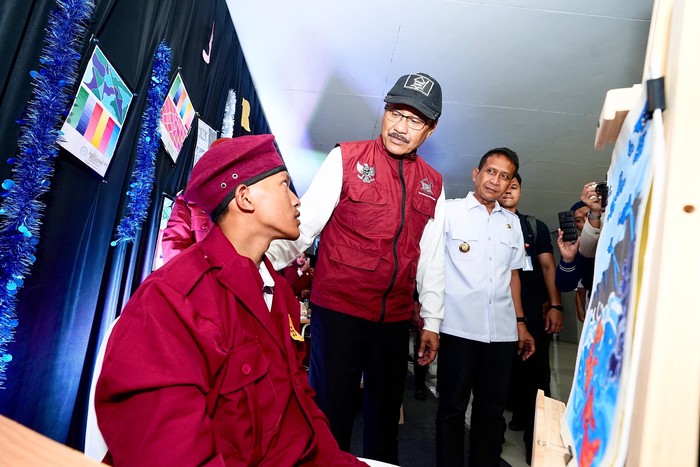 Mensos Mendengarkan Cerita Perubahan Siswa Sekolah Rakyat di Bojonegoro