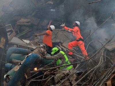 Menyisir Puing Gul Plaza, Pencarian Korban Hilang Usai Kebakaran Maut di Karachi