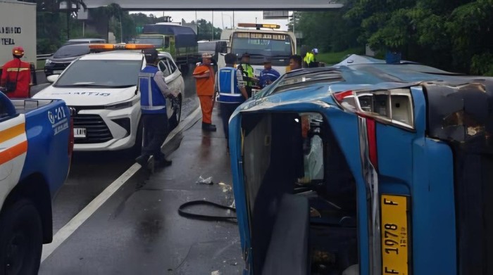 Angkot Terguling di Tol Jagorawi, Sopir Terluka