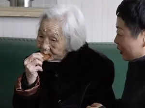 Nenek 101 Tahun Ini Ternyata Sering Begadang dan Ngemil Malam Hari!