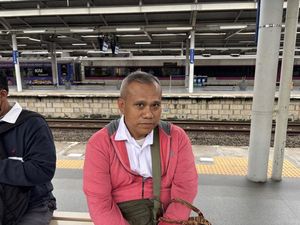 Pekerja Curhat Suka-Duka Musim Hujan, Hadapi Banjir hingga Motor Mogok