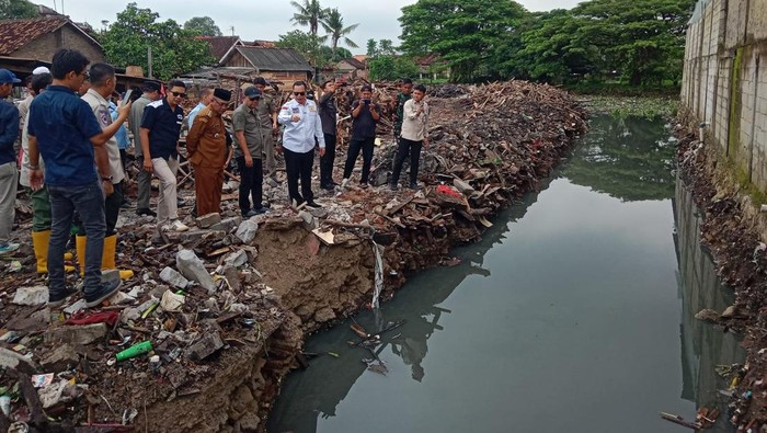 Pemkot Serang Bongkar Bangunan Liar di Kali Kroya untuk Pencegahan Banjir
