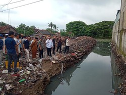 Pemkot Serang Bongkar Bangunan Liar di Kali Kroya demi Cegah Banjir