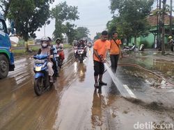 Awas! Lumpur Sisa Banjir Bahayakan Pengendara di Pantura Pasuruan