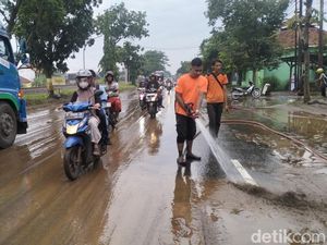 Awas! Lumpur Sisa Banjir Bahayakan Pengendara di Pantura Pasuruan