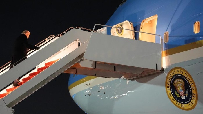 Penerbangan Air Force One Kehilangan 3 Jam Karena Masalah Kelistrikan, Trump Berganti Pesawat ke Davos