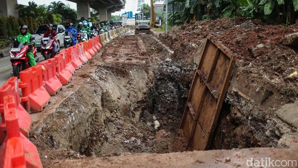 Proyek Galian Muncul Lagi, Kemacetan Parah Kembali Terjadi di Caman Bekasi