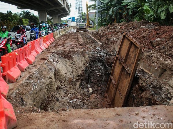 Proyek Galian Muncul Lagi, Kemacetan Parah Kembali Terjadi di Caman Bekasi
