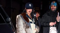Foto: Gaya Rihanna Pakai Jaket Rp 50 Juta, Nggak Ada Lawan