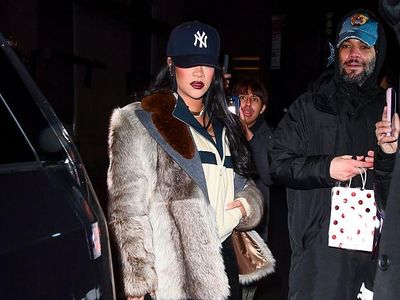 Foto: Gaya Rihanna Pakai Jaket Rp 50 Juta, Nggak Ada Lawan