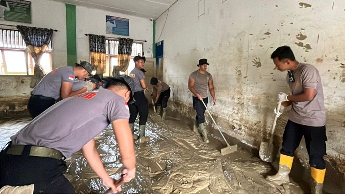 Satbrimob Polda Banten Bersihkan Sekolah dan Distribusikan Al-Qur'an di Aceh