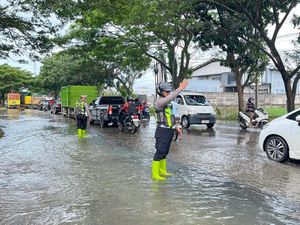 Banjir Landa Pantura Pati-Juwana, Polisi Siaga 24 Jam Atur Lalu Lintas