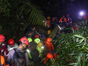 Kronologi Evakuasi Jenazah Korban Pertama Pesawat ATR 42-500 Selama 2 Hari